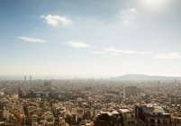 Высокий вид на город с La Sagrada Familia и удаленное побережье, Барселона, Испания — стоковое фото