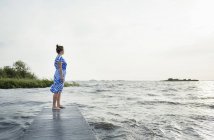 Femme posant dans le district du lac frison en robe vintage, Sneek, Frise, Pays-Bas — Photo de stock