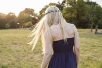 Вид сзади на блондинку в поле — стоковое фото