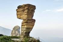 Touristes au Mont Fanjing formation rocheuse, Jiangkou, Guizhou, Chine — Photo de stock