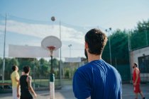 Друзья на баскетбольной площадке играют в баскетбол — стоковое фото