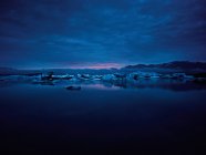 Vista panorámica del lago glacial por la noche - foto de stock