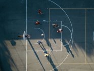 Vista aérea de los amigos en la cancha de baloncesto juego de baloncesto - foto de stock