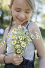 Девушка довольна букет ромашковых цветов — стоковое фото