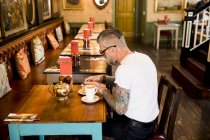 Homme bizarre mangeant au bar et restaurant, Bournemouth, Angleterre — Photo de stock