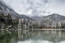 Paisaje de montaña en el lago Hulu Hai, Dangling, Sichuan, China - foto de stock