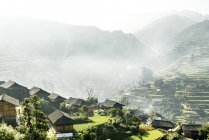 Misty paisagem vale da montanha e aldeia de Xijiang, Guizhou, China — Fotografia de Stock
