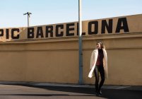 Женщина-туристка, прогуливающаяся по стене с Барселоной большими буквами, Барселона, Испания — стоковое фото