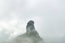Monte Fanjing formazione rocciosa nella nebbia, Jiangkou, Guizhou, Cina — Foto stock
