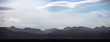 Vue panoramique sur les collines de Foggy dans le paysage rural — Photo de stock