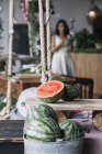 Halbierte Wassermelone auf Schneidebrett — Stockfoto