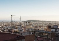 Vue du paysage urbain avec antennes sur le toit, Barcelone, Espagne — Photo de stock