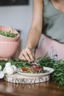 Donna che prepara piatto vegetariano — Foto stock
