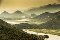 Majestätische landschaft im see scutari, rijeka crnojevica, montenegro — Stockfoto
