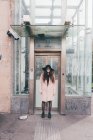 Портрет молодой женщины, стоящей в дверях — стоковое фото