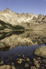 Image miroir du paysage montagneux du lac Tonchek, parc national Nahuel Huapi, Rio Negro, Argentine — Photo de stock