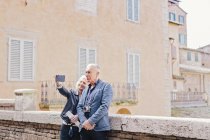 Pareja de turistas tomando selfie en la ciudad, Siena, Toscana, Italia - foto de stock