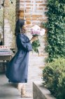 Mujer oliendo ramo de flores - foto de stock