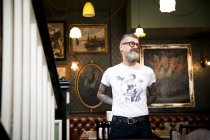 Quirky man in bar and restaurant, Bournemouth, Inglaterra — Fotografia de Stock