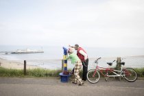 Quirky couple using tower viewer, Bournemouth, England — Stock Photo