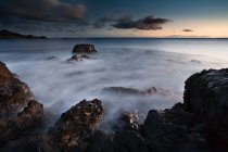 Tiempo lapso de vista de las olas en la playa rocosa, hermosa vista panorámica al mar - foto de stock