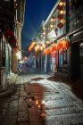 Традиционная асфальтированная улица и фонари ночью, Ситан Чжэнь, Чжэцзян, Китай — стоковое фото