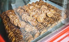 Gros plan de délicieux biscuits dans la vitrine de la boutique — Photo de stock