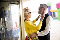 Couple s'amuser dans l'arcade de divertissement, Bournemouth, Angleterre — Photo de stock