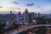 Erhöhtes Stadtbild mit Autobahn und Wolkenkratzern in der Abenddämmerung, Singapore, Südostasien — Stockfoto