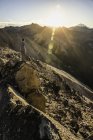 Чоловічий альпініст з видом Анди, Науель Хуапі Національний парк, Ріо-Негро, Аргентина — стокове фото