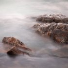 Vista ad angolo alto della vista naturale etereo di rocce in mare nella nebbia — Foto stock