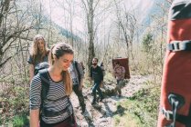 Amigos adultos caminhando na floresta com mochila esteiras de pedra, Lombardia, Itália — Fotografia de Stock