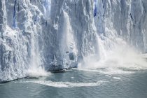 Ice from Perito Moreno Glacier falling into Lake Argentino, Los Glaciares National Park, Patagonia, Chile — Stock Photo