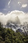 Low cloud over sunlit Fitz Roy mountain range in Los Glaciares National Park, Patagonia, Argentina — Stock Photo