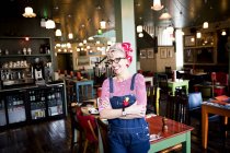 Quirky woman in bar and restaurant, Bournemouth, Inglaterra — Fotografia de Stock