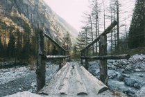 Passarela de madeira atravessando rio de montanha, Mello, Lombardia, Itália — Fotografia de Stock