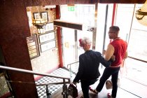 Quirky casal deixando bar e restaurante, Bournemouth, Inglaterra — Fotografia de Stock