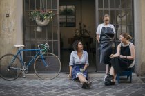 Три ювелирки берут перерыв на кофе на улице — стоковое фото