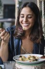 Mujer disfrutando de plato vegetariano - foto de stock