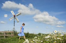 Женщина в районе Фризского озера в винтажном платье, Сник, Фрисландия, Нидерланды — стоковое фото