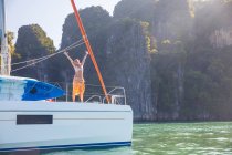 Donna sulle braccia yacht sollevata sorridente, Koh Roi, Thailandia, Asia — Foto stock