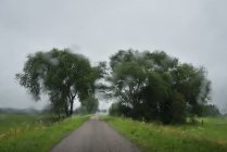Strada di campagna dal parabrezza in auto, Asperen, Zuid-Holland, Paesi Bassi — Foto stock