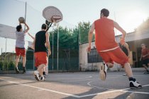 Amigos na quadra de basquete jogando jogo de basquete — Fotografia de Stock