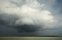 Nuvole drammatiche sull'isola di Terschelling con il faro di Brandaris in vista, West-Terschelling, Frisia, Paesi Bassi — Foto stock