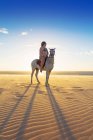 Mulher montando cavalo na praia, vista lateral, Jericoacoara, Ceará, Brasil, América do Sul — Fotografia de Stock