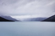 Vue sur les nuages bas au-dessus des montagnes et du lac, Parc national de Los Glaciares, Patagonie, Chili — Photo de stock