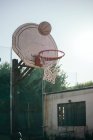 Basketball und Basketballnetz auf dem Platz — Stockfoto