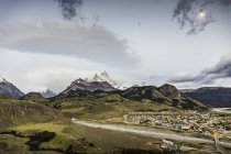 Vue de la chaîne de montagnes El Chalet et Fitz Roy dans le parc national de Los Glaciares, Patagonie, Argentine — Photo de stock