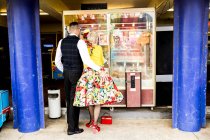 Casal se divertindo em arcade de diversões, Bournemouth, Inglaterra — Fotografia de Stock