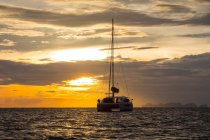 Yacht a vela sul mare al tramonto, Ban Koh Lanta, Krabi, Thailandia, Asia — Foto stock